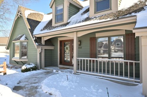 12253 Morgan Oak Dr, Milwaukee, WI 53228-1039