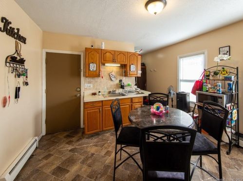 28 Hollister St, Manchester CT 06042-3532 exterior