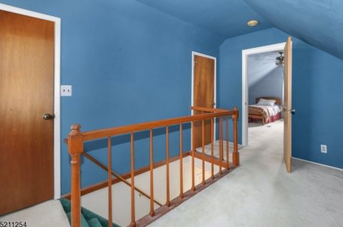 47 Dawn Dr, Clark NJ 07066-1401 exterior