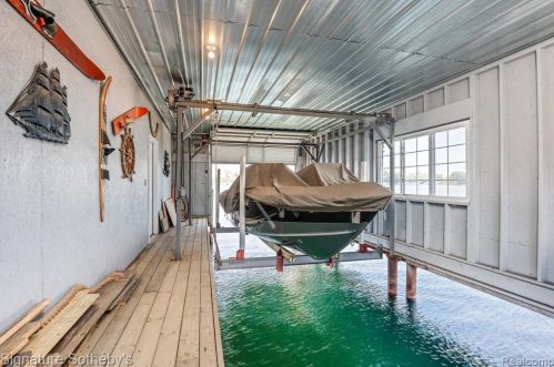 2703 Pointe Tremble Rd, Algonac MI 48001-4255 exterior