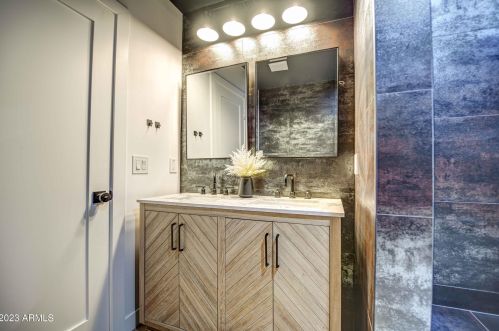 4043 44th Pl, Phoenix AZ  85018-5401 exterior