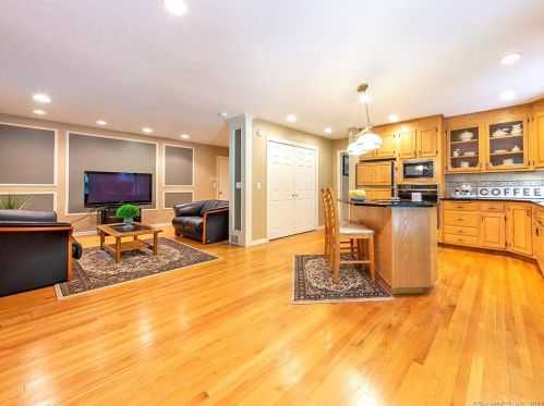 1 Essex Ct, Farmington CT 06032-1433 exterior