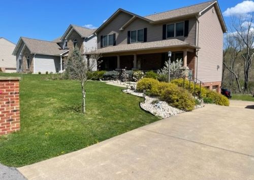 121 Winchester Dr, Pittsburgh, PA 15239-1056