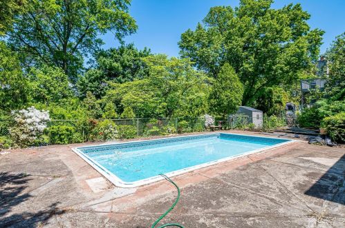 19 Marshall Dr, Edison NJ  08817-2910 exterior