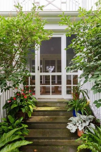 31 Bowery St, Middletown RI 02840-3560 exterior