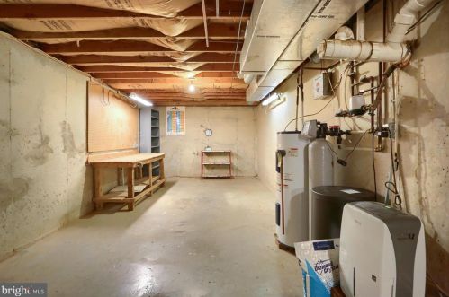 2005 Chapel Frg Dr, Lancaster PA 17601-1654 exterior