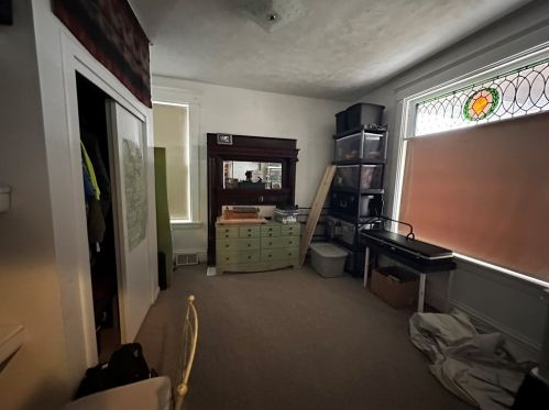 160 Highland Ave, Pittsburgh PA 15229-2715 exterior