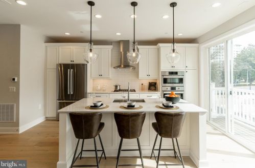 10272 Grosvenor Pl, Rockville MD 20852 exterior