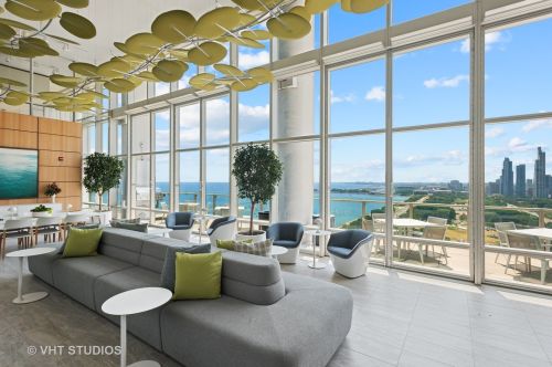 340 Randolph St, Chicago IL  60601-7618 exterior