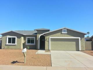 2326 Laurel Ln, Phoenix AZ  85028-1015 exterior