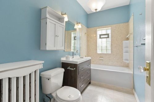 2427 Stratford Ct, Milwaukee WI 53211-2635 exterior