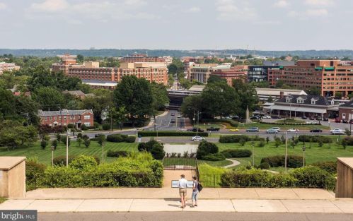 151 Moncure Dr, Alexandria VA 22314-4946 exterior