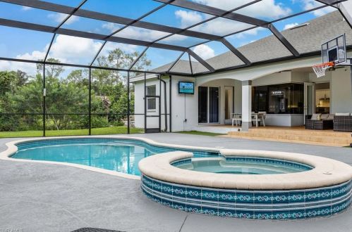 160 Logan Blvd, Naples FL 34119-1423 exterior