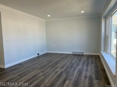 77 Tecumseh St, Clawson MI  48017-2054 exterior