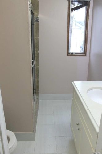 39 Waldinger St, Valley Stream NY 11580-3806 exterior