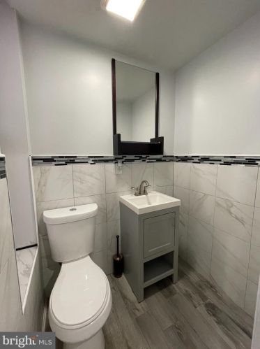 4037 8th St, Philadelphia PA 19140-2233 exterior