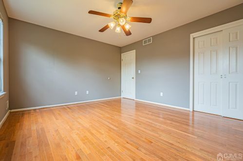 6 Sarah Ct, Edison NJ 08817-2288 exterior