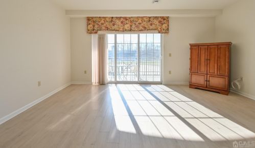 306 Regency Pl, Woodbridge NJ 07095-1036 exterior