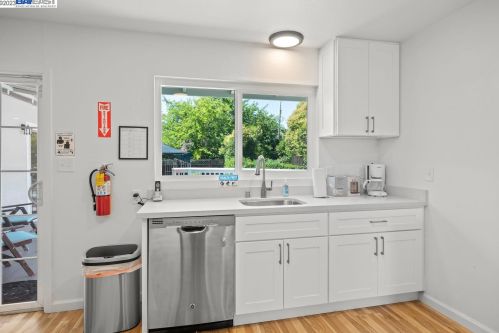 1921 Whitman Rd, Concord CA 94518-3328 exterior