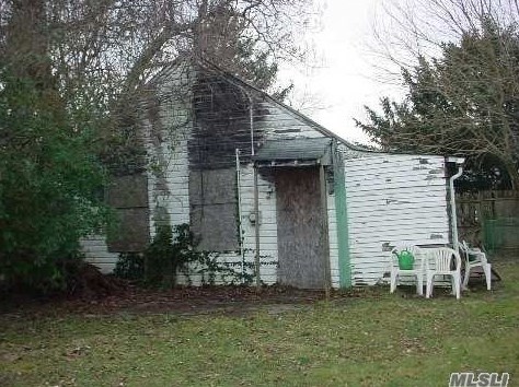 19 9th Ave, Huntington Station, NY 11746-2219