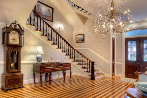 437 Bellevue Ave, Middletown RI 02840-4115 exterior