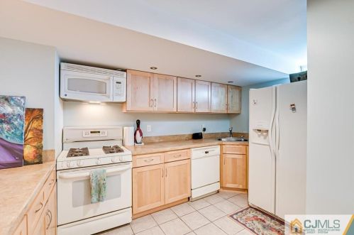 16 Sonia Ct, Edison NJ 08820-4443 exterior