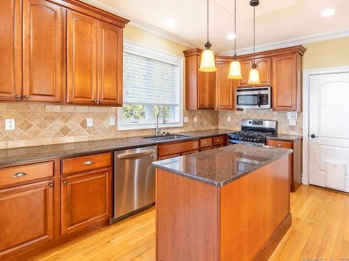 32 Harold Rd, Farmington CT 06032-3407 exterior