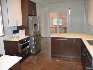 29 Cumbermeade Rd, West Fort Lee NJ  07024-4112 exterior