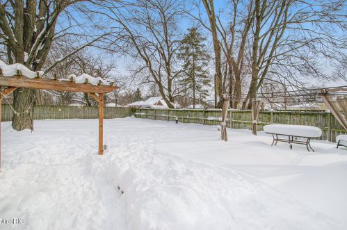 4114 Jefferson Ave, Grand Rapids MI 49548-3371 exterior