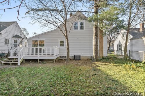 1154 Lakeside Dr, Grand Rapids MI 49503-3812 exterior