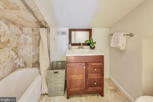 903 Robin Rd, Silver Spring MD  20901-1872 exterior