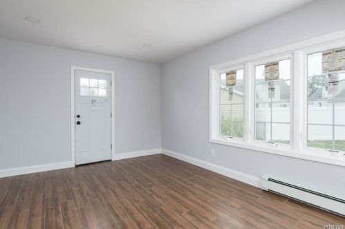 400 Emerson Pl, Valley Stream NY 11580-2805 exterior