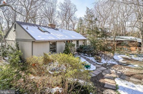 1715 Hollinwood Dr, Alexandria VA  22307-1927 exterior