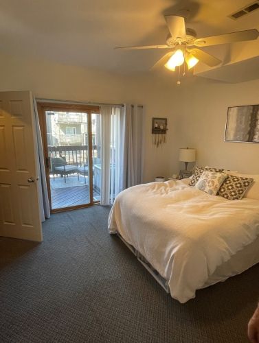 1330 Greenview Ave, Chicago IL 60626-5035 exterior