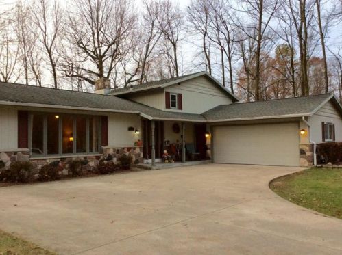 1210 Westwood Ln, Manitowoc, WI 54220-2335