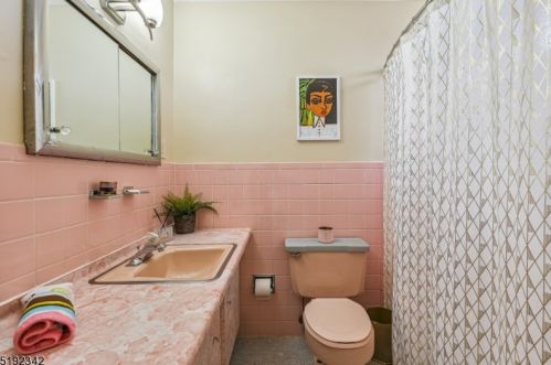 37 Conforti Ave, Town Center NJ  07052-2824 exterior