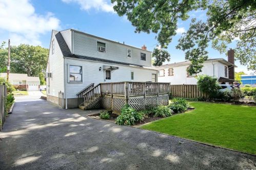 14 Henderson Ave, Valley Stream NY 11580-3025 exterior