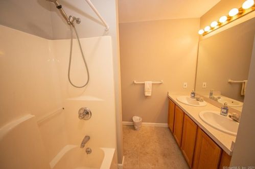 16 Misty Mdw Rd, Enfield CT 06082-3943 exterior