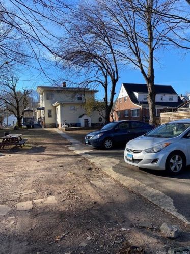 98 Greenwood St, New Britain CT 06051-3326 exterior