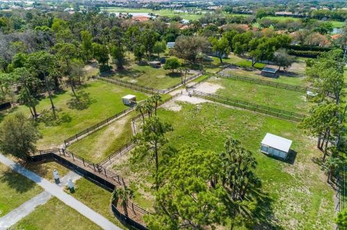 661 Logan Blvd, Naples FL 34119-1423 exterior