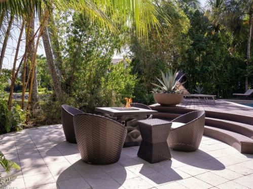 2375 Lantern Ln, Naples FL 34102-7721 exterior