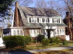 17 Kenilworth St, Newton, MA 02458-2705