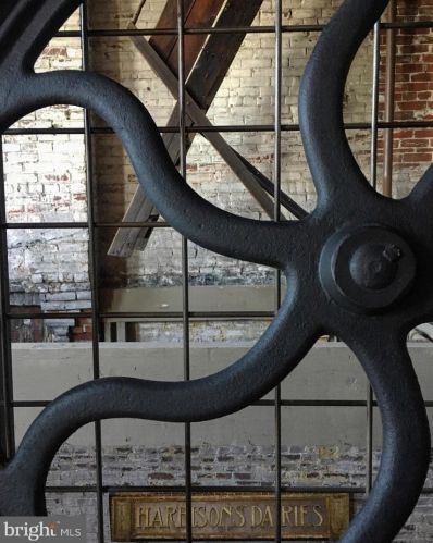 2042 Amber St, Philadelphia PA 19125-1926 exterior