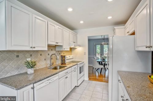 2232 Candlewood Dr, Alexandria VA 22308-1507 exterior