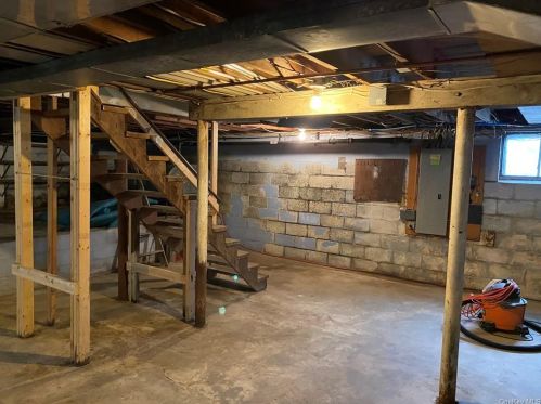 17 Pleasant Vw Rd, Poughkeepsie NY exterior