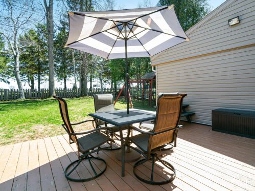 1721 Lilac Dr, Manitowoc WI 54220-6703 exterior