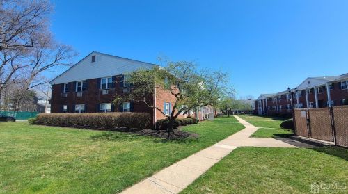 32 Woodedge Ave, Edison NJ exterior