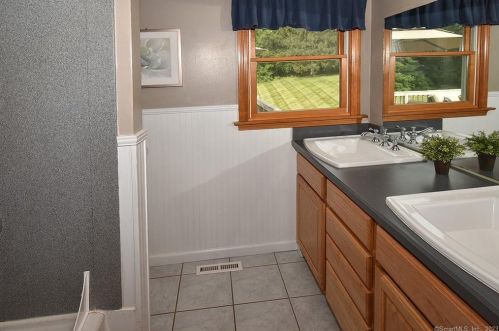 281 Abbe Rd, Enfield CT 06082-5745 exterior