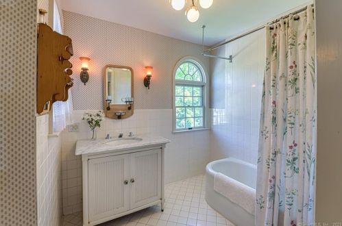 212 Main St, Ridgefield CT 06877-4922 exterior