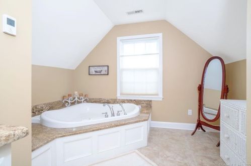 8 Jennifer Dr, North Haven CT 06473-2041 exterior